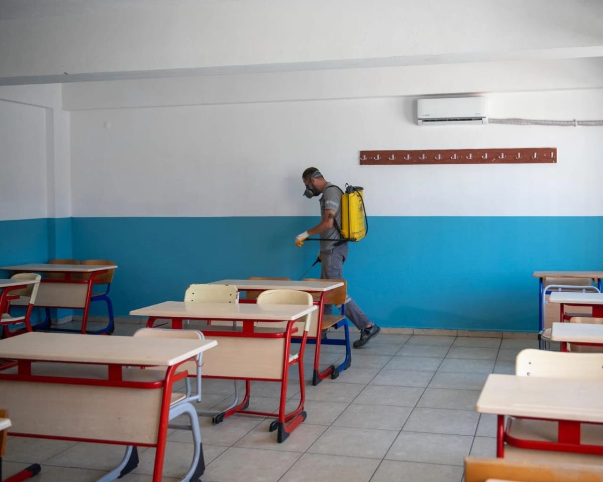 Kuşadası’nda okullar yeni eğitim yılı öncesi ilaçlandı