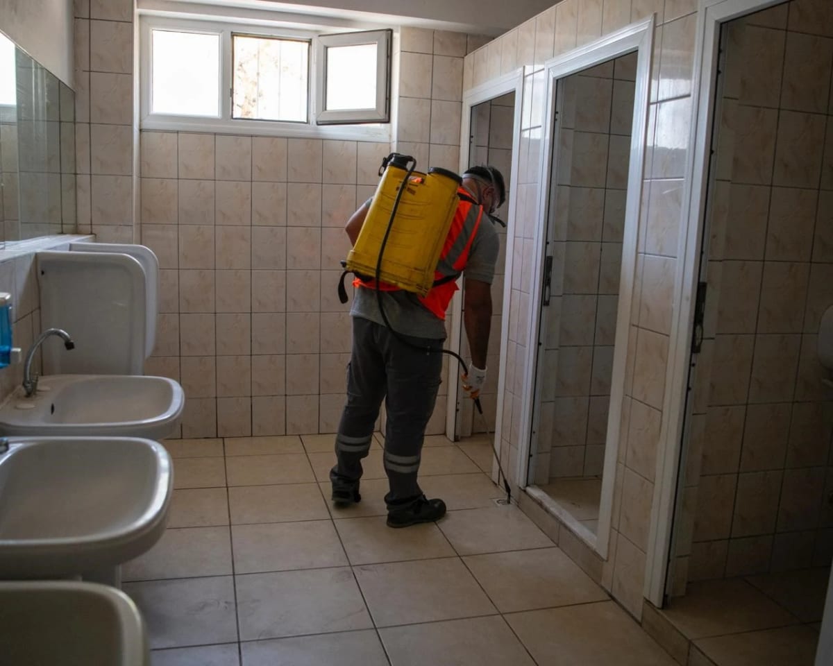 Kuşadası’nda okullar yeni eğitim yılı öncesi ilaçlandı