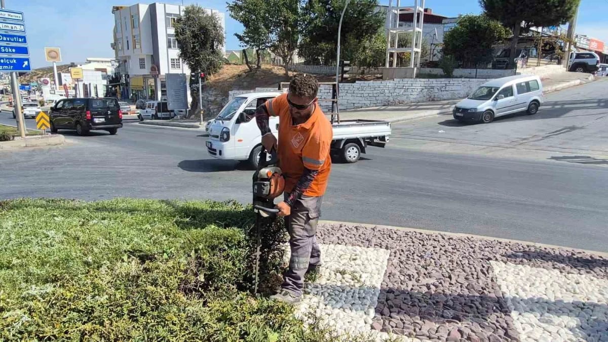 Kuşadası’nda yeşil alanlar bakıma alındı