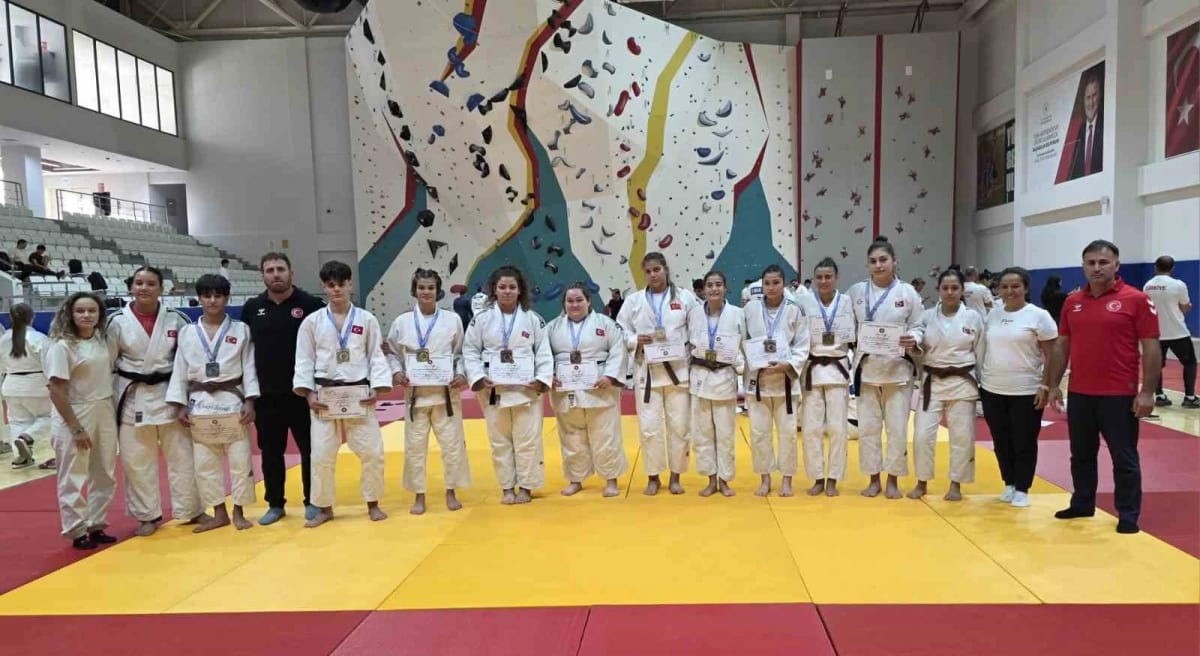 Manisalı sporculardan madalya yağmuru