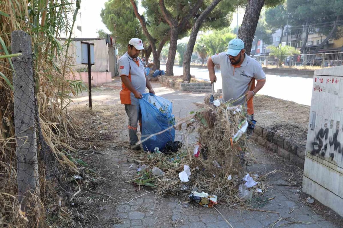 Nazilli Belediyesi’nden devlet karayolunda temizlik çalışması