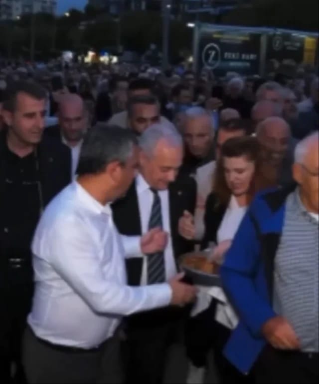 Özgür Özel ile Vatandaş Arasında “Börek” Diyaloğu: “Burada Olacak İş Mi?”