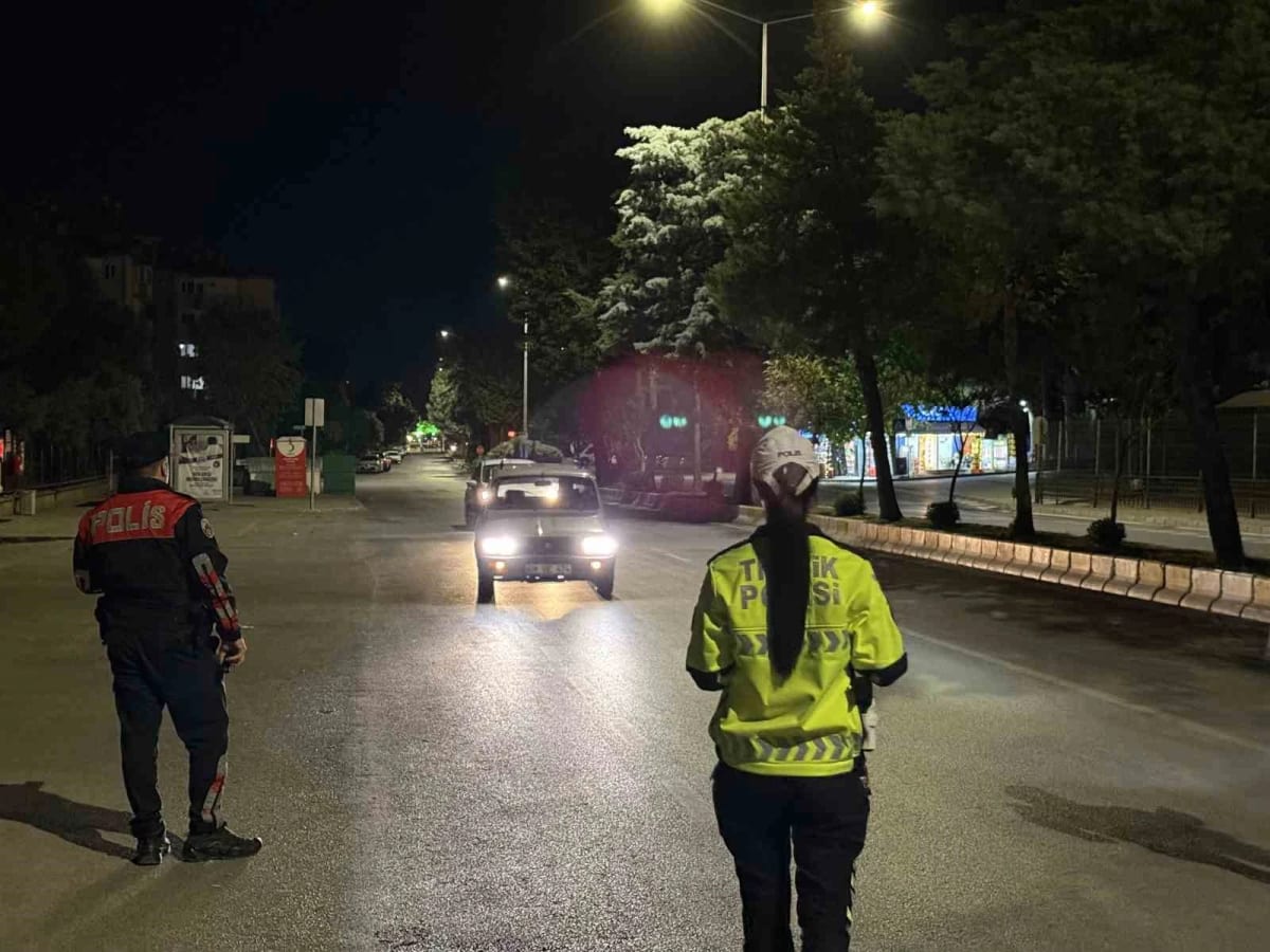 Polis ekiplerinin huzur ve güvenlik uygulamaları aralıksız sürüyor