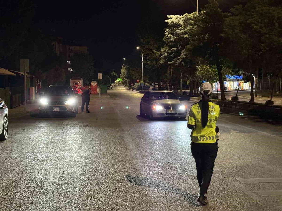 Polis ekiplerinin huzur ve güvenlik uygulamaları aralıksız sürüyor