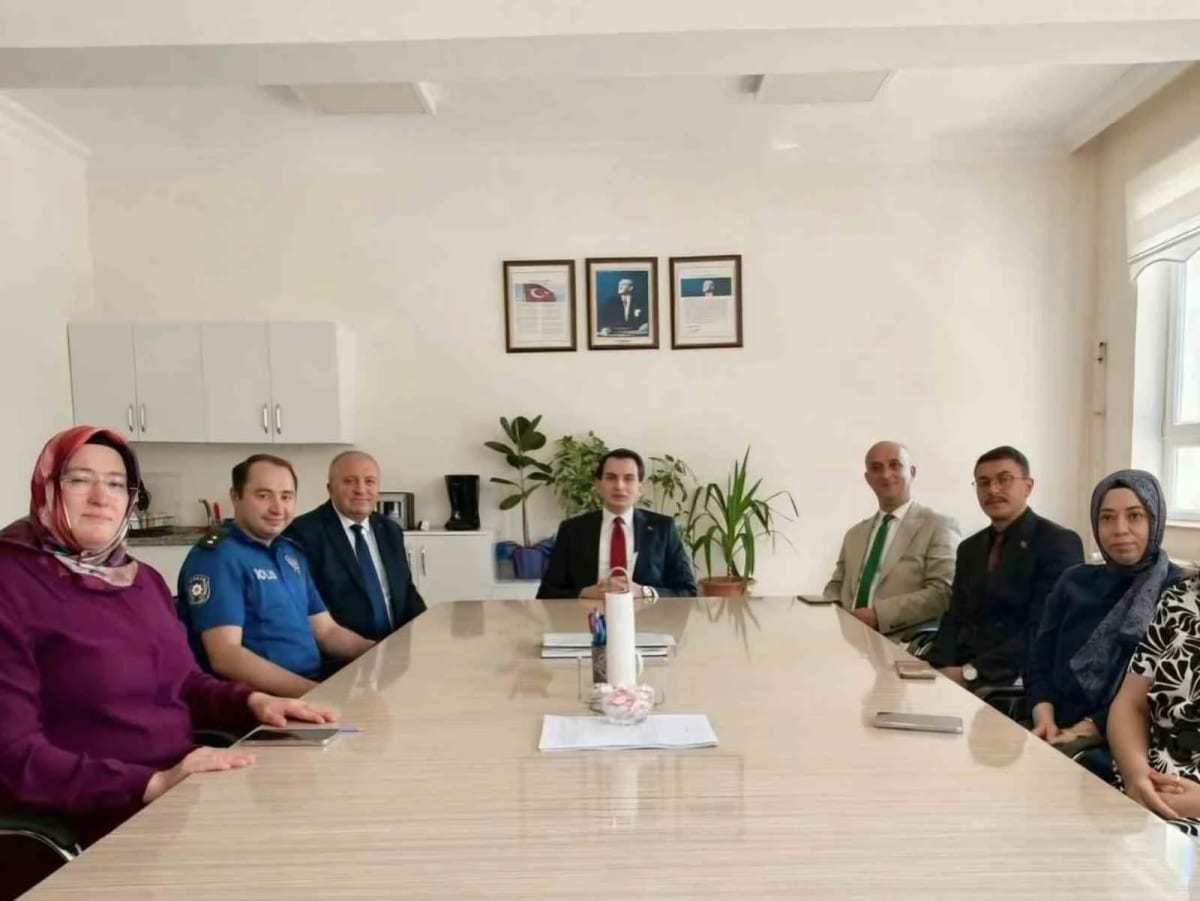 Protokol üyeleri minik öğrencilerin okul heyecanına ortak oldular