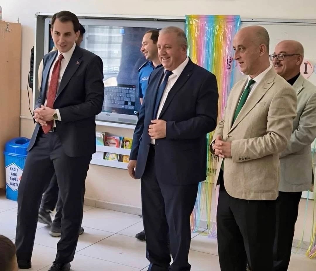 Protokol üyeleri minik öğrencilerin okul heyecanına ortak oldular