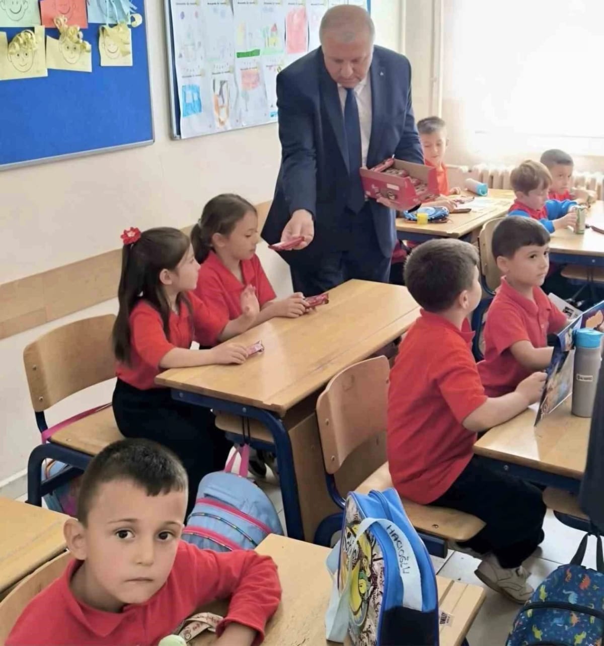 Protokol üyeleri minik öğrencilerin okul heyecanına ortak oldular