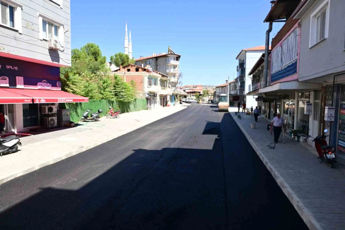 Selendi Atatürk Caddesi’nde yılların yol sorunu çözülüyor