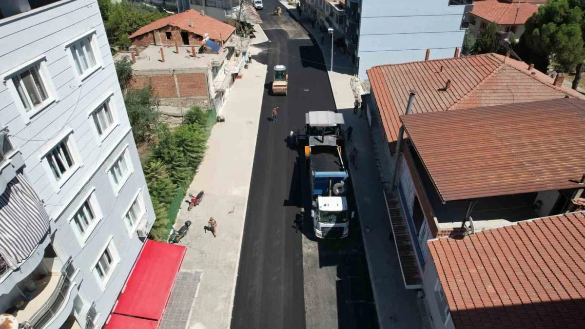 Selendi Atatürk Caddesi’nde yılların yol sorunu çözülüyor
