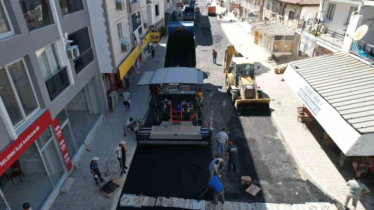 Selendi Atatürk Caddesi’nde yılların yol sorunu çözülüyor