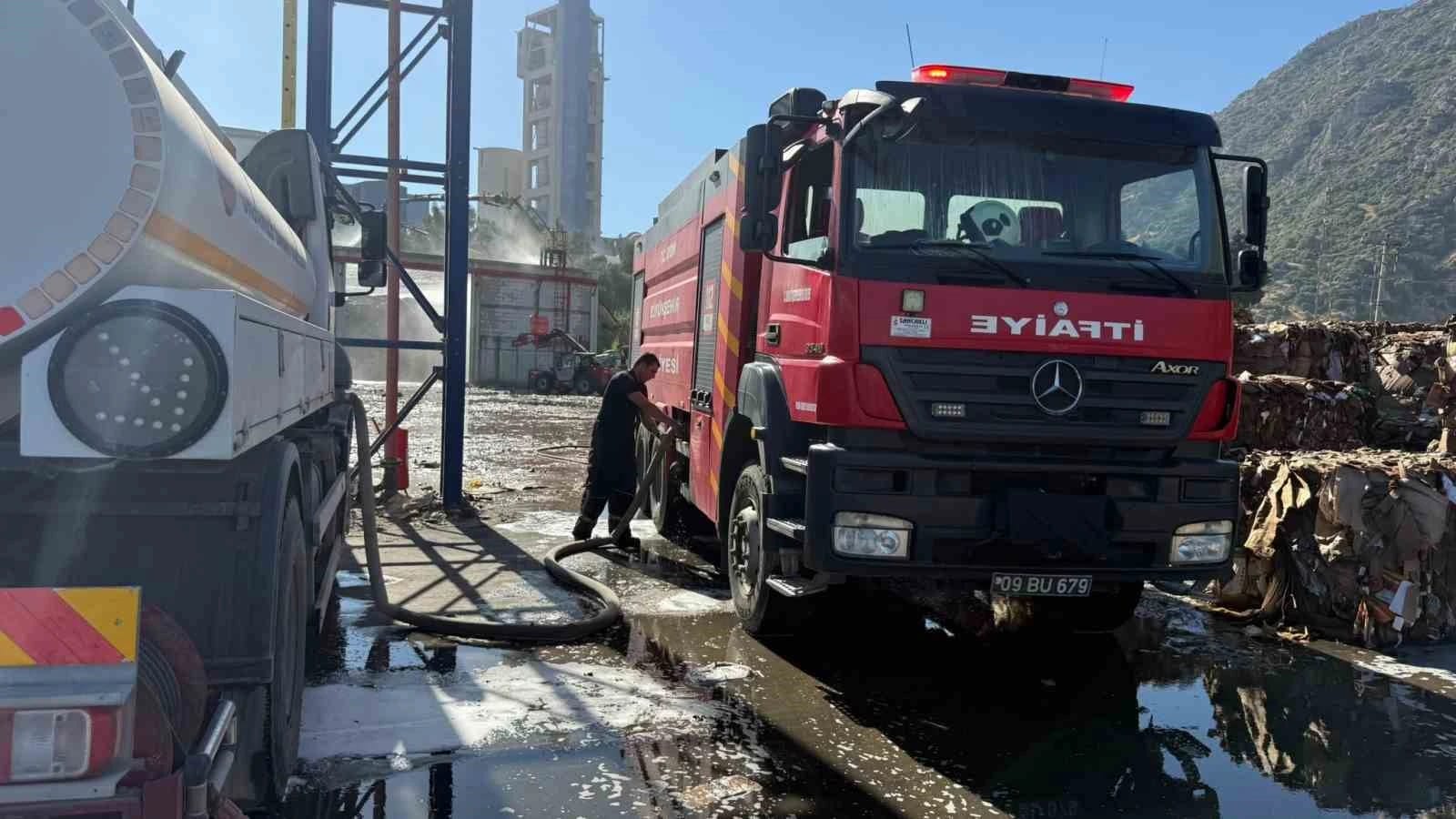 Söke’deki kağıt fabrikası yangınına itfaiyeden hızlı müdahale