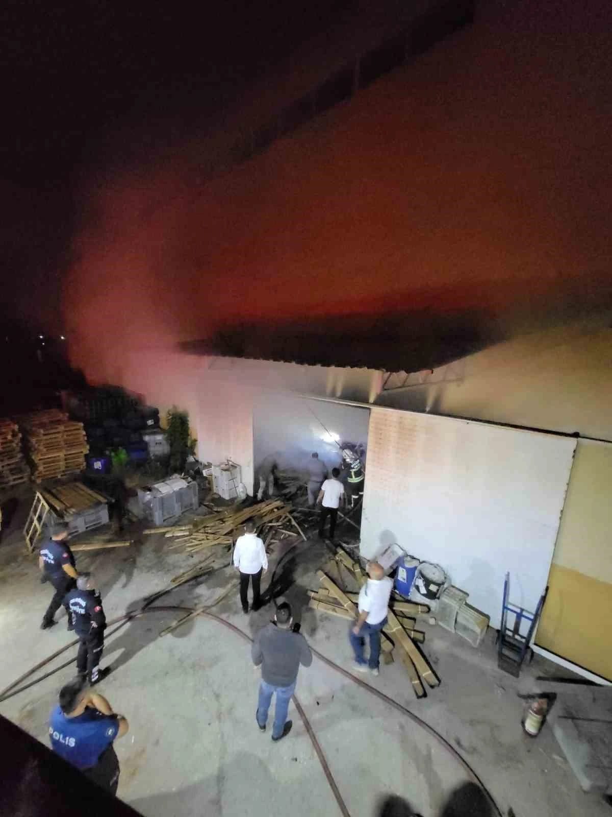 Sultanhisar’da depo yangını