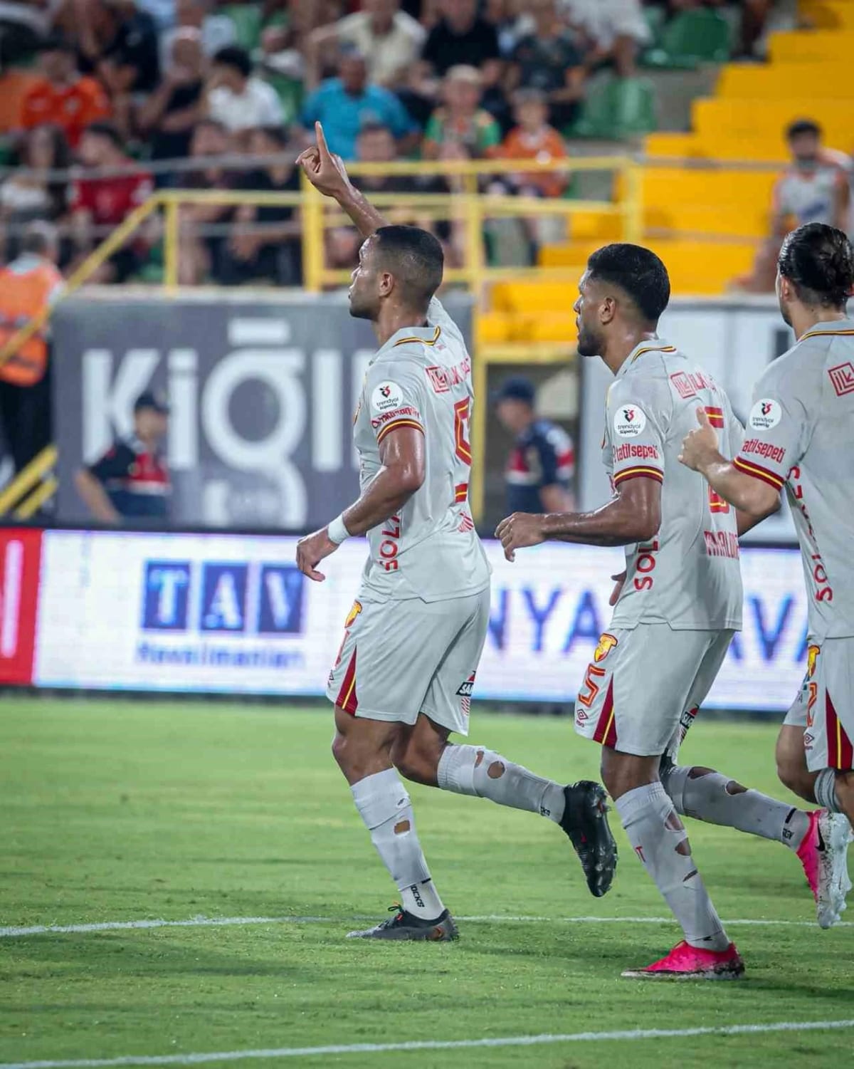 Süper Lig’de galibiyeti bulunmayan Göztepe, son sıradan kurtulamadı