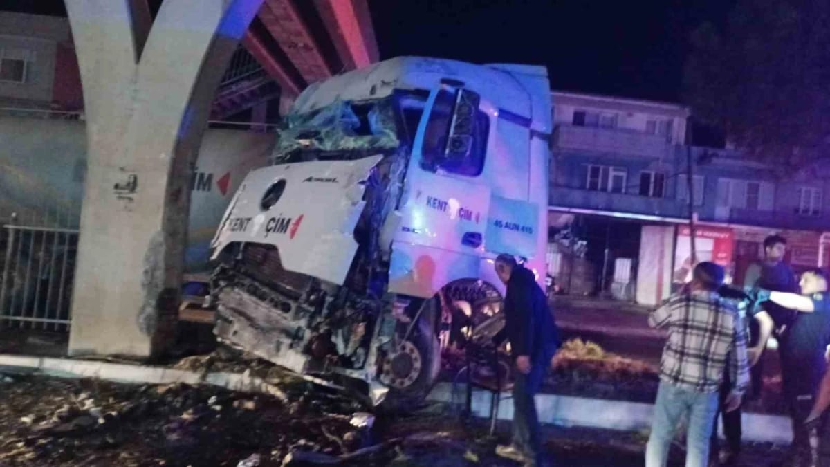 Tır üst geçide çarptı: 1 yaralı