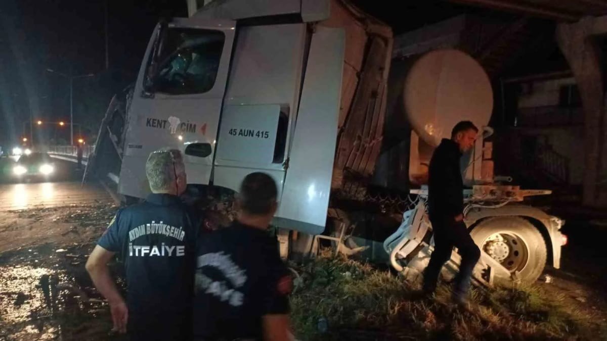 Tır üst geçide çarptı: 1 yaralı