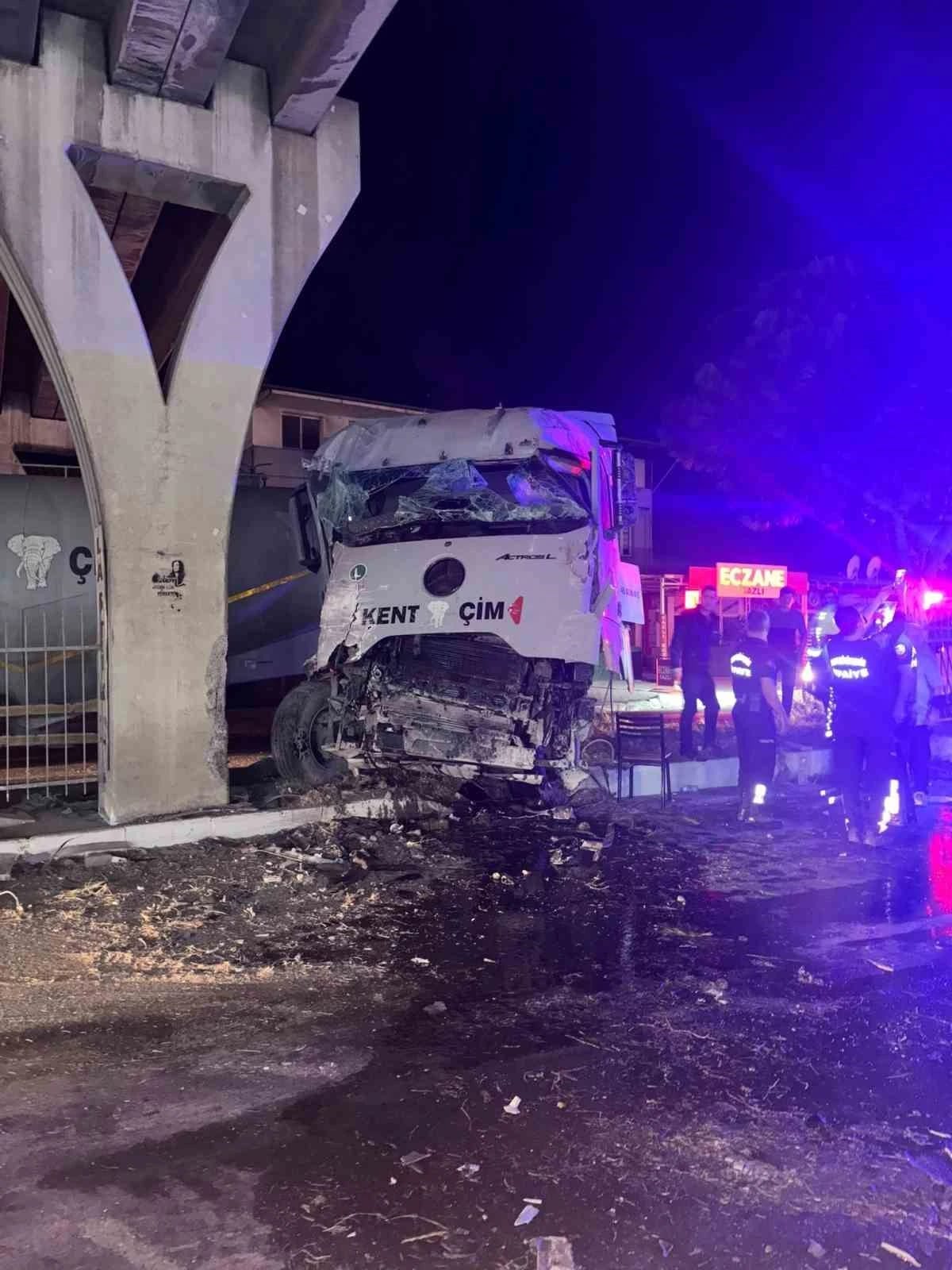 Tır üst geçide çarptı: 1 yaralı