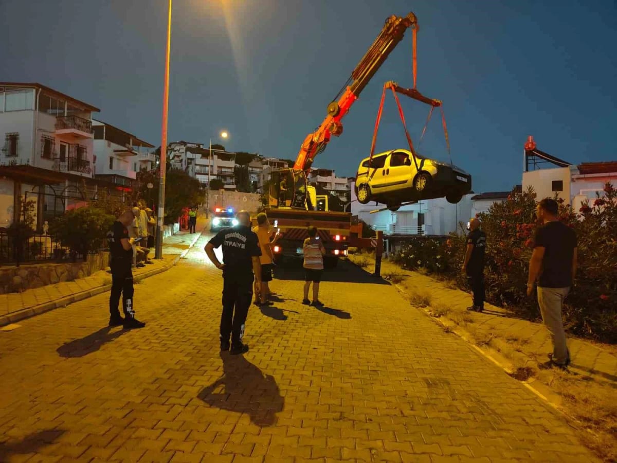 Yazlık evin verandasına otomobil düştü