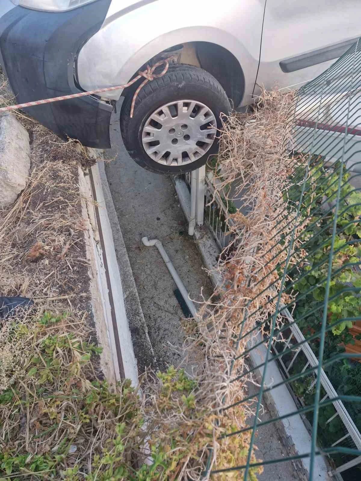Yazlık evin verandasına otomobil düştü