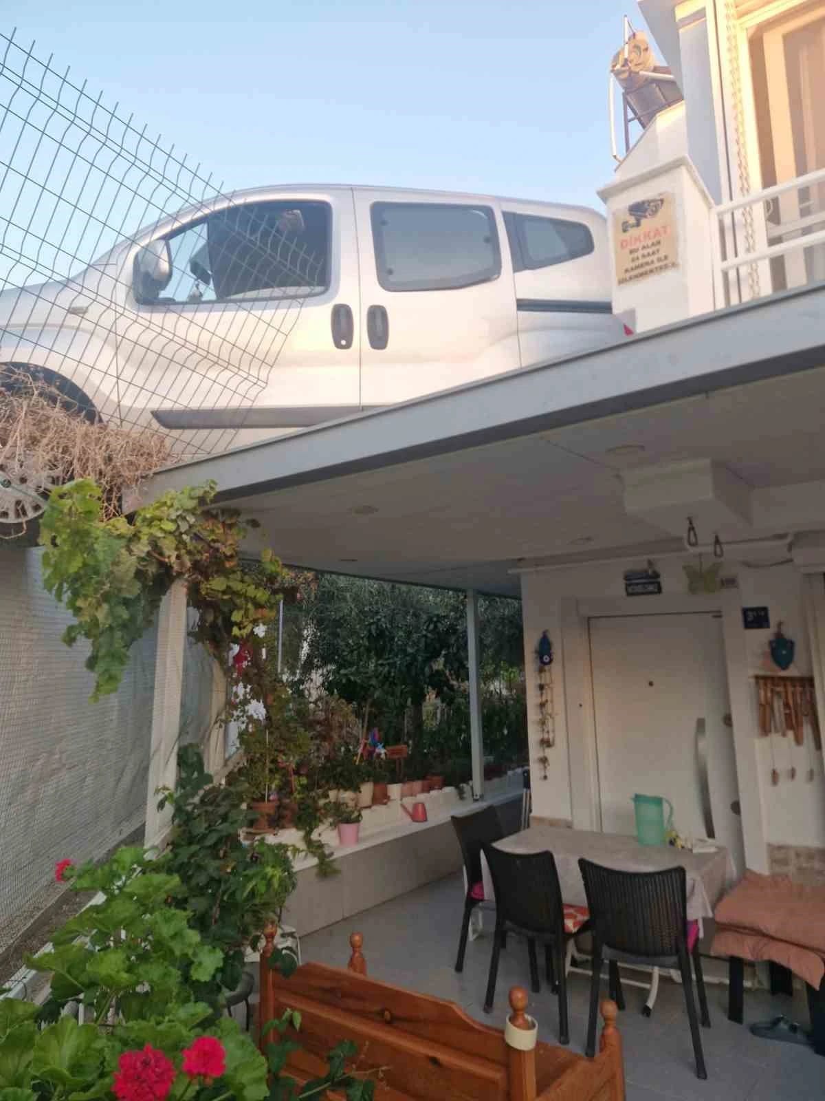 Yazlık evin verandasına otomobil düştü
