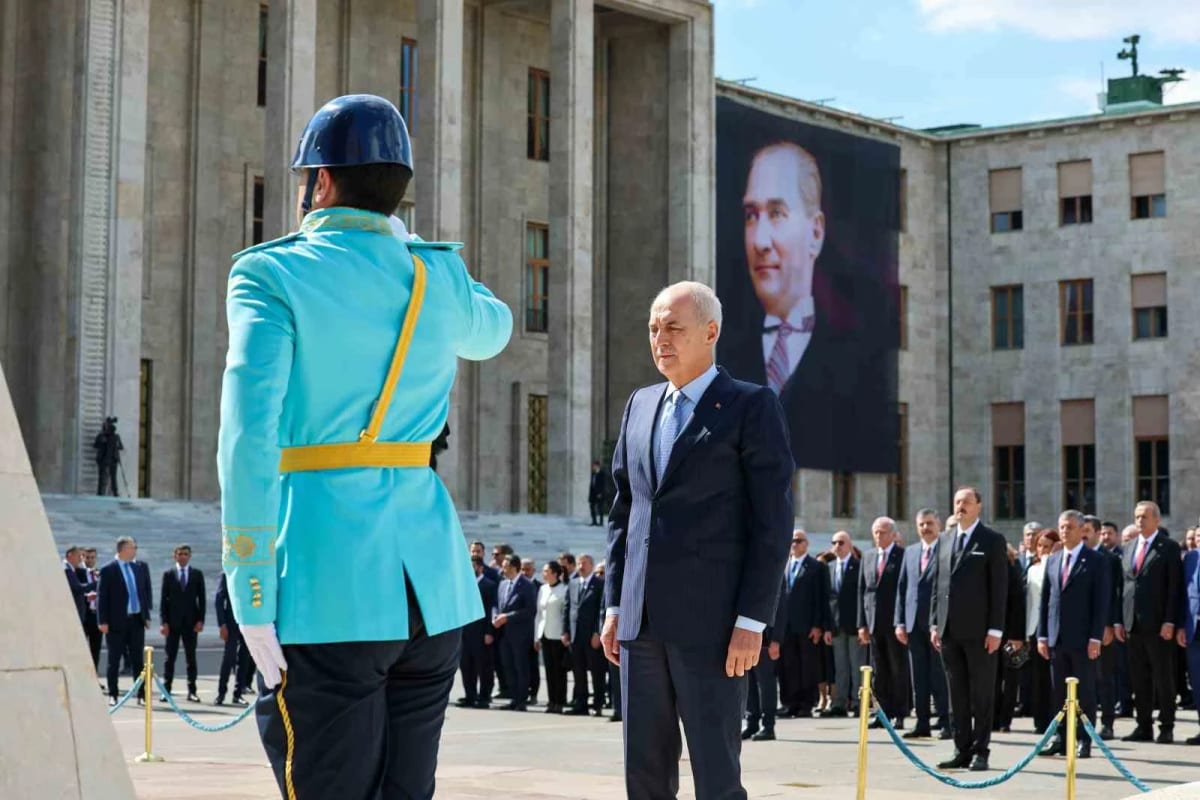 TBMM Başkanı Kurtulmuş, Atatürk Anıtı’na çelenk bıraktı