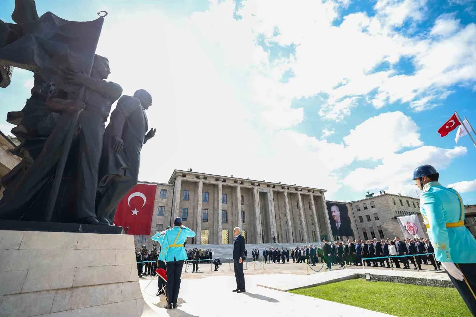TBMM Başkanı Kurtulmuş, Atatürk Anıtı’na çelenk bıraktı