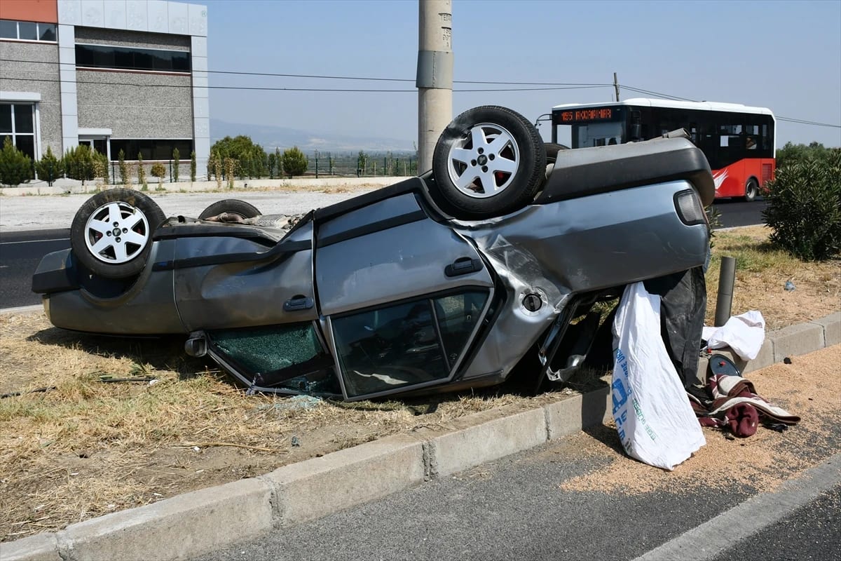 Manisa’da Takla Atan Otomobildeki 2 Kişi Yaralandı
