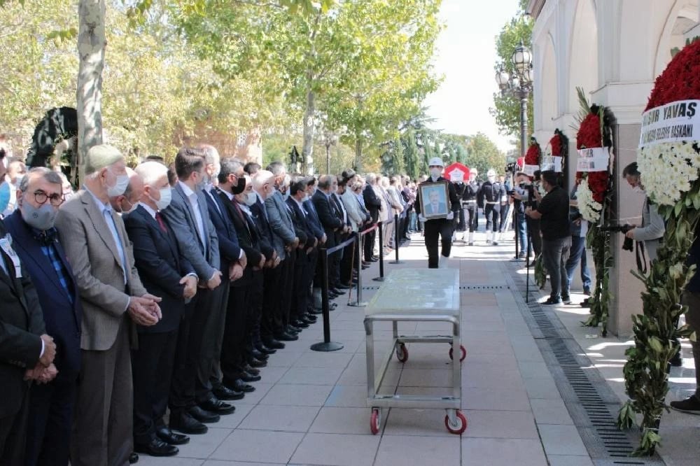 Eski Bakan Zeki Ergezen’in Cenaze Namazı Hacı Bayram-ı Veli Camii’nde Kılındı