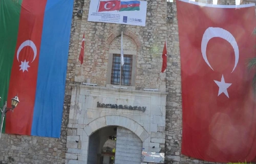 Kuşadası’nda Kervansaray’ı Azerbaycan Bayrakları Süslemeye Başladı