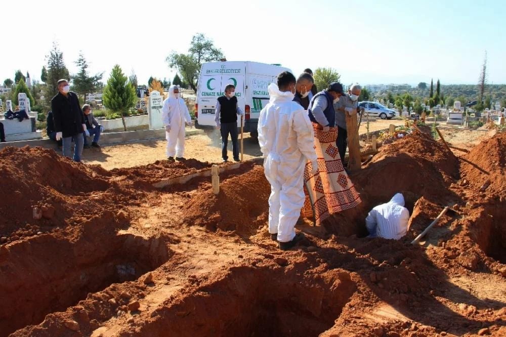 Aydın Efeler’de Mezarlıklar Müdürlüğü Görevlileri En Yoğun Günlerden Birini Yaşadı