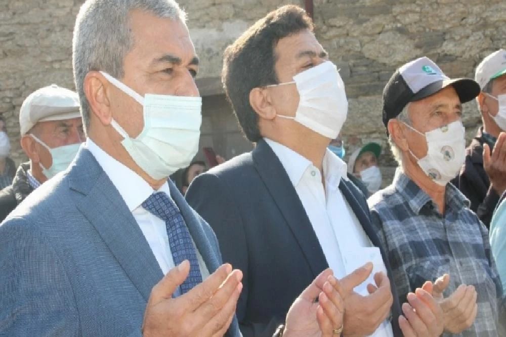 Kızılcabölük Mahallesi’nde Dev Türk Bayrağı Göndere Çekildi