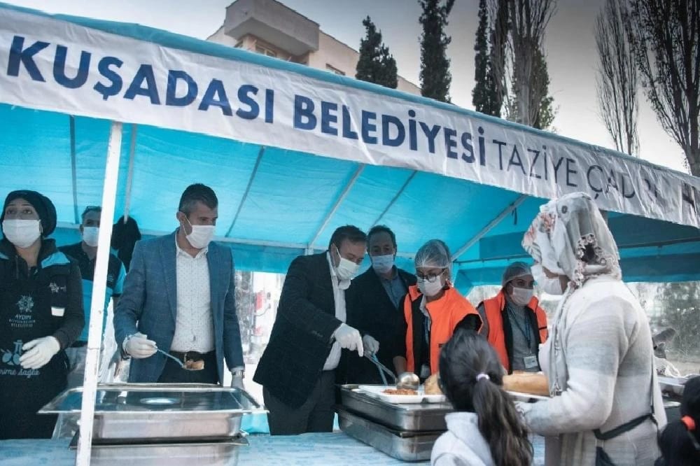 Kuşadası’nda Geceyi Dışarıda Geçiren Vatandaşlara Destek Sürüyor