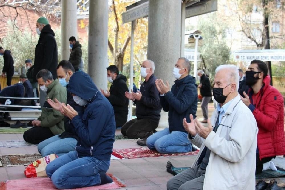 Aydınlılar Cuma Namazını Camilerde Kılabilecek