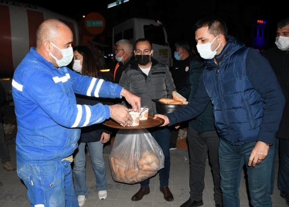 Başkan Günel, Gece Mesaisi Yapan Personele Sıcak Çorba İkram Etti