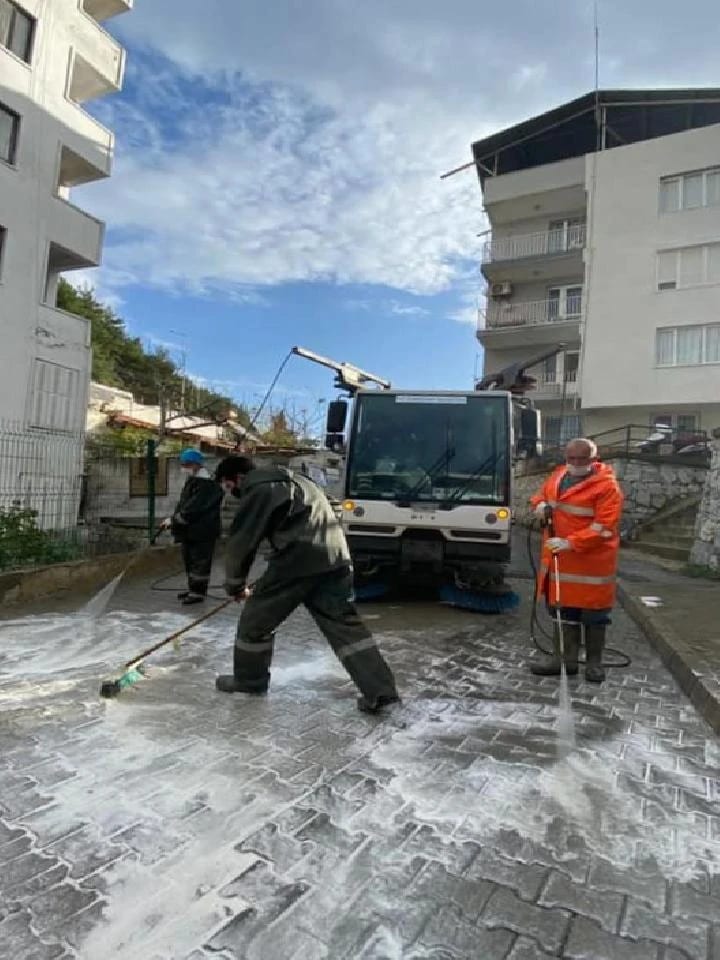 Sokağa Çıkma Kısıtlamasında Kuşadası Sokakları Baştan Sona Köpüklü Suyla Yıkandı