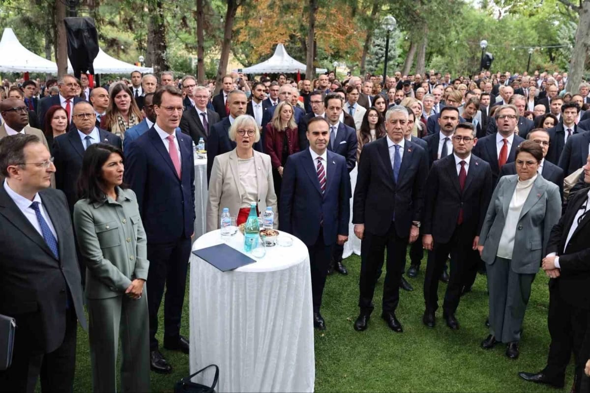 Bakan Kacır, Almanya’nın Kuzey Ren-Vestfalya Eyaleti Başbakanı Wüst ile bir araya geldi