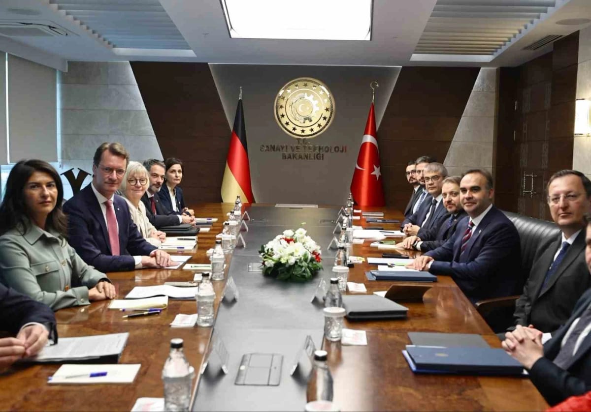 Bakan Kacır, Almanya’nın Kuzey Ren-Vestfalya Eyaleti Başbakanı Wüst ile bir araya geldi