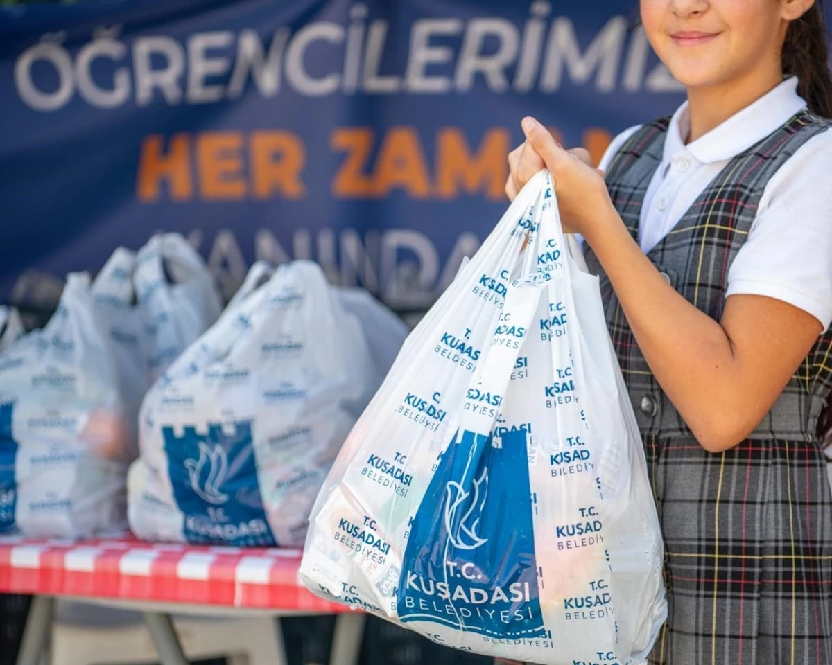 Kuşadası Belediyesi’nin beslenme çantası desteği bu yıl bin 400 çocuğa ulaşacak